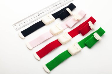 Esnek bandaj ve laboratuvar ekipmanları beyaz arka planda izole edilmiş. Profesyonel klinik aletleri. Tıbbi, cerrahi, ambulans ve veteriner konsepti. Yumuşak seçici odaklı yakın plan