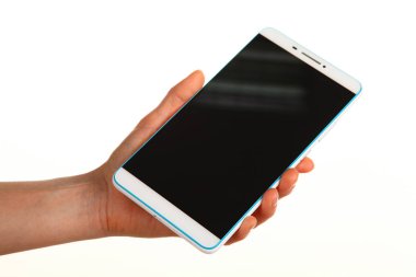 İnsan eli, avucunda boş bir krom ekran olan modern bir akıllı telefonu tutar. Teknoloji ve reklam kavramı. Ayrıntılı yakın çekim stüdyo çekimi soyut beyaz arka planda izole