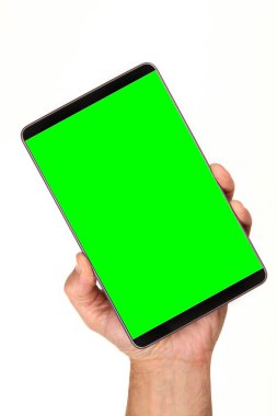 İnsan eli, avucunda boş bir krom ekran olan modern bir akıllı telefonu tutar. Teknoloji ve reklam kavramı. Ayrıntılı yakın çekim stüdyo çekimi soyut beyaz arka planda izole
