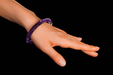 Güzel bir el yapımı mücevher bileziği. Renkli parlak boncuklar ve nötr manikürlü gevşek bir kadın bileği. Moda ve el işi aksesuarları. Yumuşak seçici odaklı yakın plan