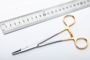 Çelik cerrahi aletler ve laboratuvar ekipmanları beyaz arka planda izole edilmiş. Profesyonel klinik aletleri. Tıbbi, cerrahi, ambulans ve veteriner konsepti. Yumuşak seçici odaklı yakın plan