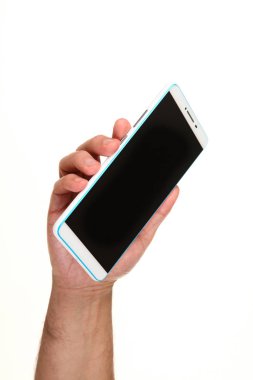 İnsan eli, avucunda boş bir krom ekran olan modern bir akıllı telefonu tutar. Teknoloji ve reklam kavramı. Ayrıntılı yakın çekim stüdyo çekimi soyut beyaz arka planda izole