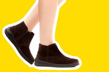 Bayan giysi ayakkabısı. Düşük deri ayakkabılar giyen uzun ince kadın bacağı. Fotokopi alanı olan moda modeli. Klasik ve günlük kıyafet konsepti. Ayrıntılı yakın çekim stüdyo çekimi. Dergi tarzı moda kolajı