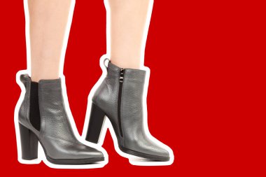 Bayan giysi ayakkabısı. Uzun ince kadın bacakları yüksek topuklu ayakkabı giyer. Fotokopi alanı olan moda modeli. Klasik ve günlük kıyafet konsepti. Ayrıntılı yakın çekim stüdyo çekimi. Dergi tarzı moda kolajı