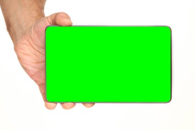 İnsan eli, avucunda boş bir krom ekran olan modern bir akıllı telefonu tutar. Teknoloji ve reklam kavramı. Ayrıntılı yakın çekim stüdyo çekimi soyut beyaz arka planda izole