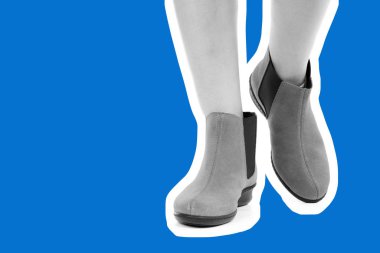 Bayan giysi ayakkabısı. Düşük deri ayakkabılar giyen uzun ince kadın bacağı. Fotokopi alanı olan moda modeli. Klasik ve günlük kıyafet konsepti. Ayrıntılı yakın çekim stüdyo çekimi. Dergi tarzı moda kolajı