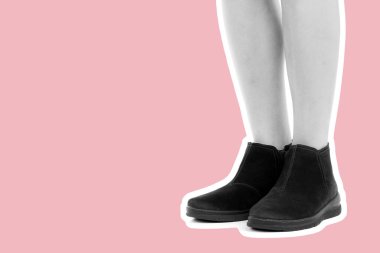 Bayan giysi ayakkabısı. Uzun ince dişinin bacakları düşük deri ayakkabı giyer. Fotokopi alanı olan moda modeli. Klasik ve günlük kıyafet konsepti. Ayrıntılı yakın çekim stüdyo çekimi. Dergi tarzı moda kolajı