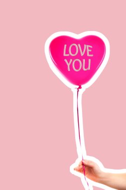 Kadın eli kırmızı kauçuk, şişme kalp şeklinde balon tutuyor. Aşk, ilişki, sevgililer günü ve doğum günü kutlaması konsepti. Boş kopya alanı olan dergi tarzı moda kolajı