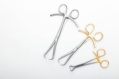 Çelik cerrahi aletler ve laboratuvar ekipmanları beyaz arka planda izole edilmiş. Profesyonel klinik aletleri. Tıbbi, cerrahi, ambulans ve veteriner konsepti. Yumuşak seçici odaklı yakın plan