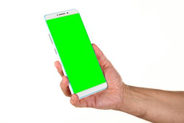 İnsan eli, avucunda boş bir krom ekran olan modern bir akıllı telefonu tutar. Teknoloji ve reklam kavramı. Ayrıntılı yakın çekim stüdyo çekimi soyut beyaz arka planda izole