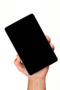 İnsan eli, avucunda boş bir krom ekran olan modern bir akıllı telefonu tutar. Teknoloji ve reklam kavramı. Ayrıntılı yakın çekim stüdyo çekimi soyut beyaz arka planda izole