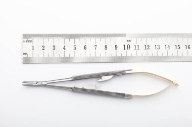 Çelik cerrahi aletler ve laboratuvar ekipmanları beyaz arka planda izole edilmiş. Profesyonel klinik aletleri. Tıbbi, cerrahi, ambulans ve veteriner konsepti. Yumuşak seçici odaklı yakın plan