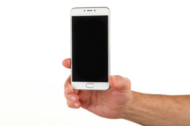 İnsan eli, avucunda boş bir krom ekran olan modern bir akıllı telefonu tutar. Teknoloji ve reklam kavramı. Ayrıntılı yakın çekim stüdyo çekimi soyut beyaz arka planda izole