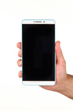 İnsan eli, avucunda boş bir krom ekran olan modern bir akıllı telefonu tutar. Teknoloji ve reklam kavramı. Ayrıntılı yakın çekim stüdyo çekimi soyut beyaz arka planda izole