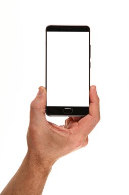 İnsan eli, avucunda boş bir krom ekran olan modern bir akıllı telefonu tutar. Teknoloji ve reklam kavramı. Ayrıntılı yakın çekim stüdyo çekimi soyut beyaz arka planda izole