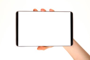 İnsan eli, avucunda boş bir krom ekran olan modern bir akıllı telefonu tutar. Teknoloji ve reklam kavramı. Ayrıntılı yakın çekim stüdyo çekimi soyut beyaz arka planda izole