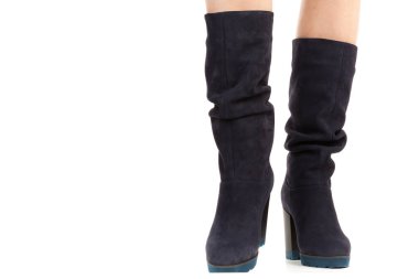 Bayan giysi ayakkabısı. Uzun ince dişinin bacakları yüksek topuklu uzun çizmeler giyer. Fotokopi alanı olan moda modeli. Klasik ve günlük kıyafet konsepti. Ayrıntılı yakın çekim stüdyo çekimi beyaz arkaplanda izole edildi