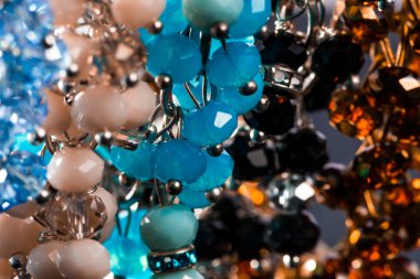 Güzel ve zarif el yapımı mücevher kolye ve renkli parlak boncuklar. Moda ve el işi aksesuarları. Soyut bulanık arkaplan üzerine yumuşak seçici odak ile sanat yakın plan