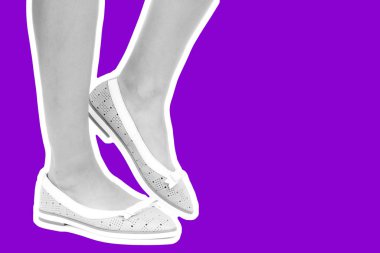 Bayan giysi ayakkabısı. Düşük deri ayakkabılar giyen uzun ince kadın bacakları. Fotokopi alanı olan moda modeli. Klasik ve günlük kıyafet konsepti. Detaylı yakın çekim stüdyo çekimi Magazin tarzı moda kolajı