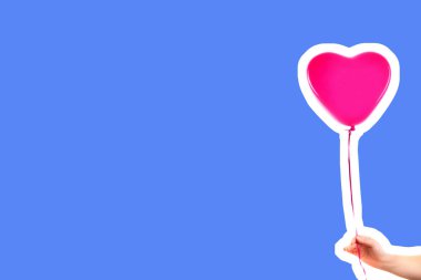 Kadın eli pembe kauçuk, şişme kalp şeklinde balon tutuyor. Aşk, ilişki, sevgililer günü ve doğum günü kutlaması konsepti. Boş kopya alanı olan dergi tarzı moda kolajı