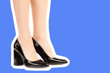 Bayan giysi ayakkabısı. Uzun ince kadın bacakları yüksek topuklu ayakkabı giyiyor. Fotokopi alanı olan moda modeli. Klasik ve günlük kıyafet konsepti. Ayrıntılı yakın çekim stüdyo çekimi. Dergi tarzı moda kolajı
