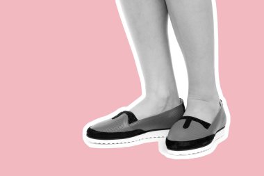 Bayan giysi ayakkabısı. Düşük deri ayakkabılar giyen uzun ince kadın bacakları. Fotokopi alanı olan moda modeli. Klasik ve günlük kıyafet konsepti. Detaylı yakın çekim stüdyo çekimi Magazin tarzı moda kolajı