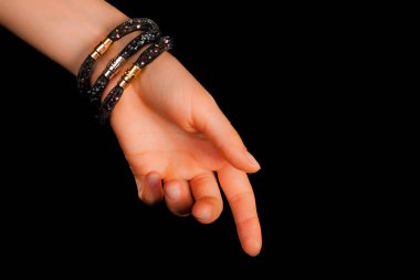 Güzel bir el yapımı mücevher bileziği. Renkli parlak boncuklar ve nötr manikürlü gevşek bir kadın bileği. Moda ve el işi aksesuarları. Yumuşak seçici odaklı yakın plan