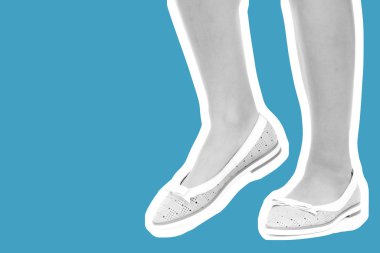 Bayan giysi ayakkabısı. Düşük deri ayakkabılar giyen uzun ince kadın bacakları. Fotokopi alanı olan moda modeli. Klasik ve günlük kıyafet konsepti. Ayrıntılı yakın çekim stüdyo çekimi. Dergi tarzı moda kolajı