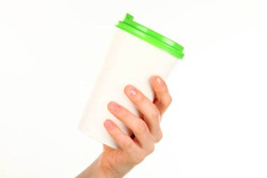 İnsan eli plastik kapaklı boş bir kahve fincanı tutar. Tek kullanımlık fincana çay ya da kahve konsepti. Metin veya logo için yeri ve yeri kopyala. Beyaz bir arkaplanda izole edilmiş