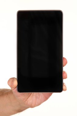 İnsan eli, avucunda boş bir krom ekran olan modern bir akıllı telefonu tutar. Teknoloji ve reklam kavramı. Ayrıntılı yakın çekim stüdyo çekimi soyut beyaz arka planda izole