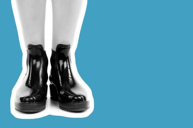 Bayan giysi ayakkabısı. Lastik çizme giyen uzun ince kadın bacakları. Fotokopi alanı olan moda modeli. Klasik ve günlük kıyafet konsepti. Ayrıntılı yakın çekim stüdyo çekimi. Dergi tarzı moda kolajı