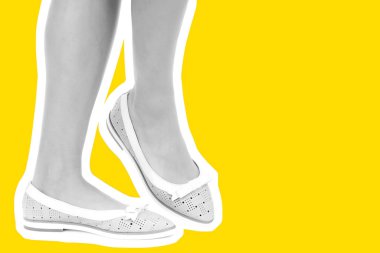 Bayan giysi ayakkabısı. Düşük deri ayakkabılar giyen uzun ince kadın bacağı. Fotokopi alanı olan moda modeli. Klasik ve günlük kıyafet konsepti. Ayrıntılı yakın çekim stüdyo çekimi. Dergi tarzı moda kolajı