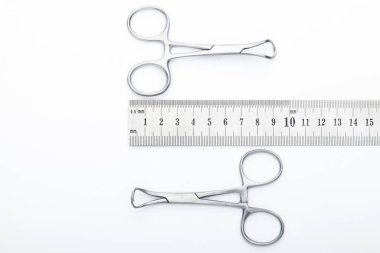 Çelik cerrahi aletler ve laboratuvar ekipmanları beyaz arka planda izole edilmiş. Profesyonel klinik aletleri. Tıbbi, cerrahi, ambulans ve veteriner konsepti. Yumuşak seçici odaklı yakın plan