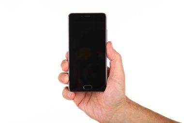 İnsan eli, avucunda boş bir krom ekran olan modern bir akıllı telefonu tutar. Teknoloji ve reklam kavramı. Ayrıntılı yakın çekim stüdyo çekimi soyut beyaz arka planda izole