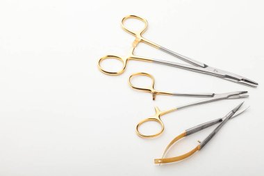 Çelik cerrahi aletler ve laboratuvar ekipmanları beyaz arka planda izole edilmiş. Profesyonel klinik aletleri. Tıbbi, cerrahi, ambulans ve veteriner konsepti. Yumuşak seçici odaklı yakın plan