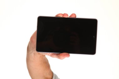 İnsan eli, avucunda boş bir krom ekran olan modern bir akıllı telefonu tutar. Teknoloji ve reklam kavramı. Ayrıntılı yakın çekim stüdyo çekimi soyut beyaz arka planda izole