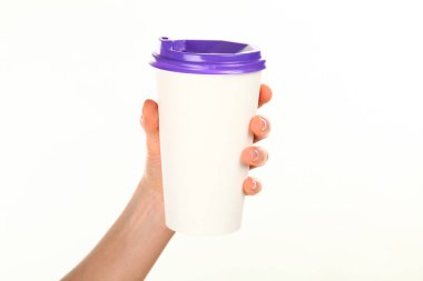 İnsan eli plastik kapaklı boş bir kahve fincanı tutar. Tek kullanımlık fincana çay ya da kahve konsepti. Metin veya logo için yeri ve yeri kopyala. Beyaz bir arkaplanda izole edilmiş