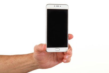 İnsan eli, avucunda boş bir krom ekran olan modern bir akıllı telefonu tutar. Teknoloji ve reklam kavramı. Ayrıntılı yakın çekim stüdyo çekimi soyut beyaz arka planda izole