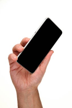 İnsan eli, avucunda boş bir krom ekran olan modern bir akıllı telefonu tutar. Teknoloji ve reklam kavramı. Ayrıntılı yakın çekim stüdyo çekimi soyut beyaz arka planda izole