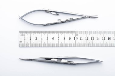 Çelik cerrahi aletler ve laboratuvar ekipmanları beyaz arka planda izole edilmiş. Profesyonel klinik aletleri. Tıbbi, cerrahi, ambulans ve veteriner konsepti. Yumuşak seçici odaklı yakın plan