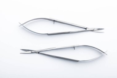 Çelik cerrahi aletler ve laboratuvar ekipmanları beyaz arka planda izole edilmiş. Profesyonel klinik aletleri. Tıbbi, cerrahi, ambulans ve veteriner konsepti. Yumuşak seçici odaklı yakın plan