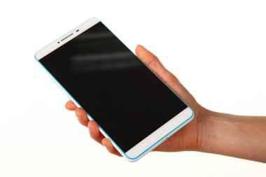 İnsan eli, avucunda boş bir krom ekran olan modern bir akıllı telefonu tutar. Teknoloji ve reklam kavramı. Ayrıntılı yakın çekim stüdyo çekimi soyut beyaz arka planda izole