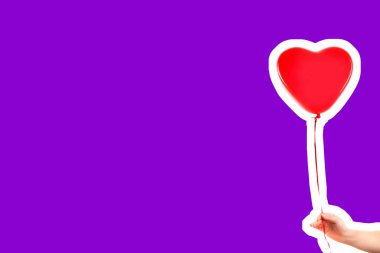 Kadın eli kırmızı kauçuk, şişme kalp şeklinde balon tutuyor. Aşk, ilişki, sevgililer günü ve doğum günü kutlaması konsepti. Boş kopya alanı olan dergi tarzı moda kolajı