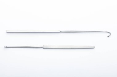 Çelik cerrahi aletler ve laboratuvar ekipmanları beyaz arka planda izole edilmiş. Profesyonel klinik aletleri. Tıbbi, cerrahi, ambulans ve veteriner konsepti. Yumuşak seçici odaklı yakın plan