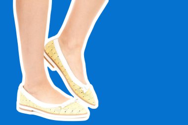 Bayan giysi ayakkabısı. Düşük deri ayakkabılar giyen uzun ince kadın bacakları. Fotokopi alanı olan moda modeli. Klasik ve günlük kıyafet konsepti. Detaylı yakın çekim stüdyo çekimi Magazin tarzı moda kolajı