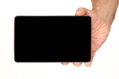 İnsan eli, avucunda boş bir krom ekran olan modern bir akıllı telefonu tutar. Teknoloji ve reklam kavramı. Ayrıntılı yakın çekim stüdyo çekimi soyut beyaz arka planda izole