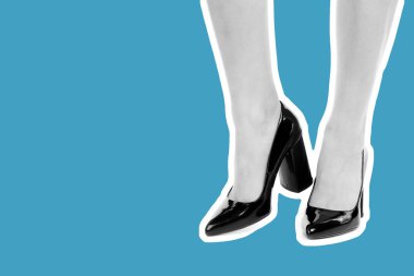 Bayan giysi ayakkabısı. Uzun ince kadın bacakları yüksek topuklu ayakkabı giyer. Fotokopi alanı olan moda modeli. Klasik ve günlük kıyafet konsepti. Ayrıntılı yakın çekim stüdyo çekimi. Dergi tarzı moda kolajı