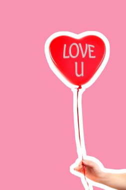 Kadın eli kırmızı kauçuk, şişme kalp şeklinde balon tutuyor. Aşk, ilişki, sevgililer günü ve doğum günü kutlaması konsepti. Boş kopya alanı olan dergi tarzı moda kolajı