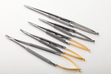 Çelik cerrahi aletler ve laboratuvar ekipmanları beyaz arka planda izole edilmiş. Profesyonel klinik aletleri. Tıbbi, cerrahi, ambulans ve veteriner konsepti. Yumuşak seçici odaklı yakın plan