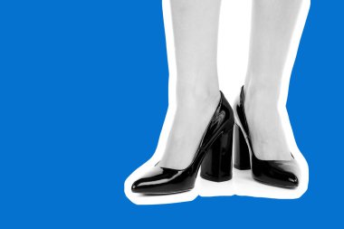 Bayan giysi ayakkabısı. Yüksek topuklu ayakkabı giyen uzun ince kadın bacakları. Fotokopi alanı olan moda modeli. Klasik ve günlük kıyafet konsepti. Ayrıntılı yakın çekim stüdyo çekimi. Dergi tarzı moda kolajı
